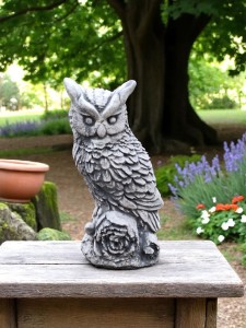Sowa na pniu,  urocza figurka betonowa 28 cm 
