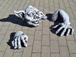 Gargulec  z rękami, betonowa dekoracja na Halloween, ogród 
