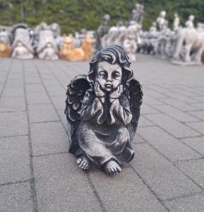Amorek, anioł siedzący Aniołek figura betonowa 